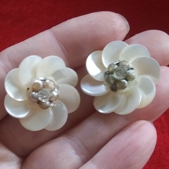 VTG Mother of Pearl CLUSTER Screw Back EARRINGS Flower Shaped  Japan  FLAWS - Picture 13 of 16